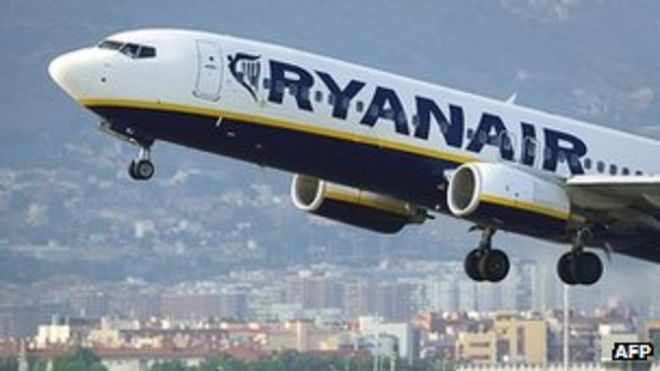 Самолет Ryanair вылетает из Барселоны - файл фото