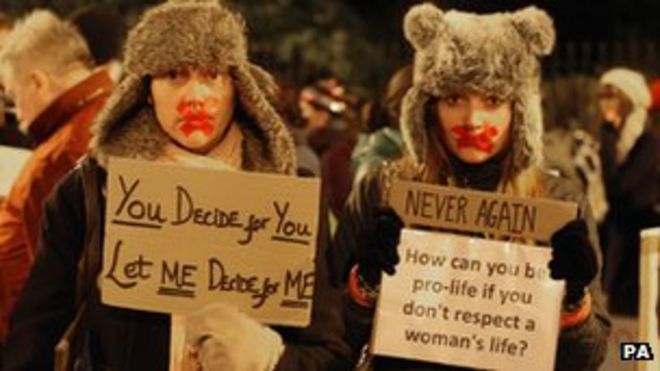 Небольшая группа протестующих Pro Choice пикетировала кампании Pro-Life Campaign, собравшиеся на площади Меррион в Дублине (19 января 2013 г.)