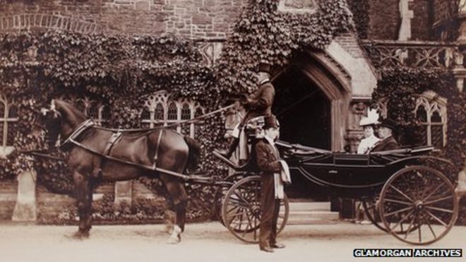 Джеймс Харви и Мариан Стелька возле своего дома в суде стельки c1899