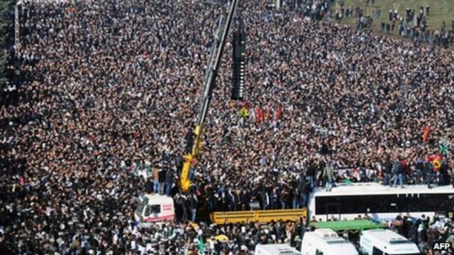 Тысячи курдов собираются, чтобы нести гробы трех ведущих курдских активистов Сакина Канзиза, Фидана Догана и Лейлы Сойлемез, застреленных во французской столице 17 января в Диярбакыре.