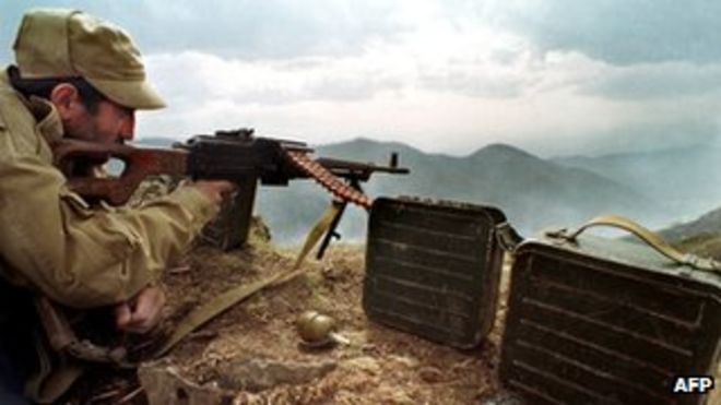 Армянский солдат направляет свое оружие на линию фронта в районе города Гадрут, Нагорный Карабах, в апреле 1993 года