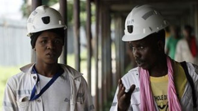 Два шахтера выходят из смены на шахте под Йоханнесбургом, Южная Африка