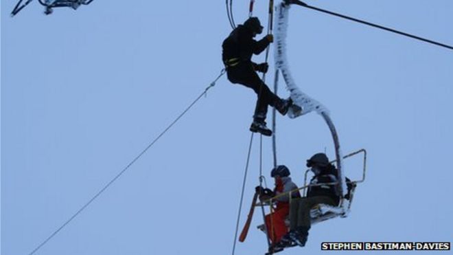 Стивен Бастиман-Дэвис сфотографировал спасенных лыжников из кресельного подъемника