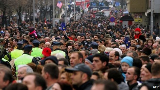 Толпы присутствуют на праздновании годовщины независимости в Приштине 17/2/13