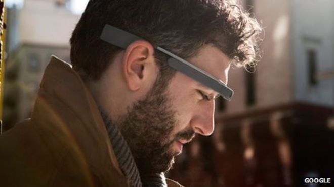 Человек, одетый в Google Glass