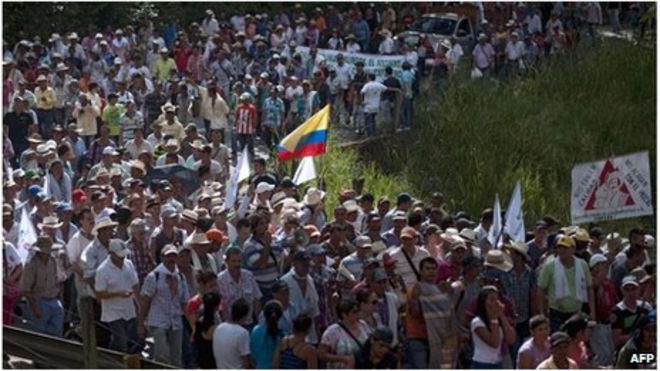 Сотни производителей кофе маршируют возле Медельина, Колумбия