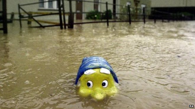 Гном в паводковой воде