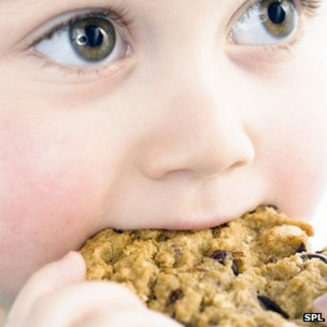 Ребенок ест печенье