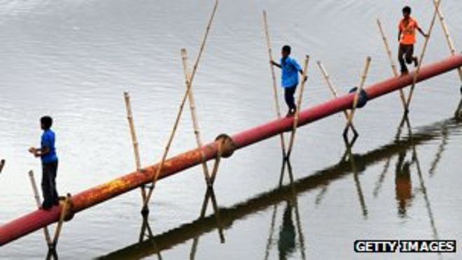 Дети используют трубу в качестве моста в Бангладеш