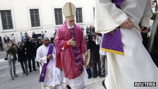 Кардиналы Одило Шерер из Бразилии прибывают, чтобы устроить мессу в церкви Святого Андрея в церкви Квиринале в Риме 10 марта