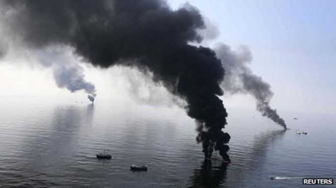 Дым поднимается в результате контролируемого сжигания разлива нефти Deepwater Horizon в 2010 году