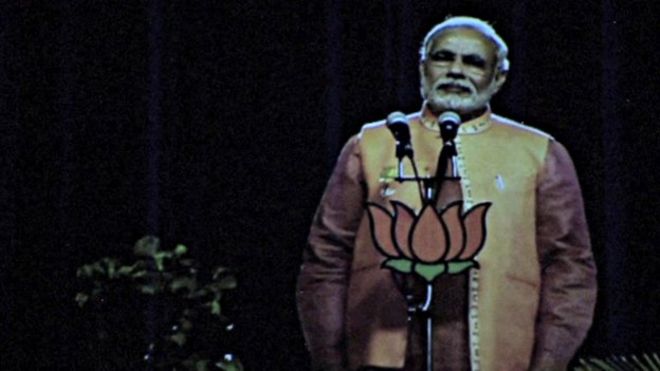 Главный министр Гуджарата Нарендра Моди вещает сторонникам, используя технологию 3D-голографии
