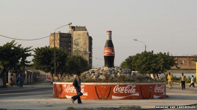 Реклама бутылки кока-колы в центре кольцевой развязки в Мапуту
