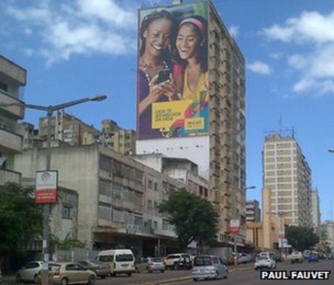 Реклама на стороне здания для компании мобильной связи в Мапуту