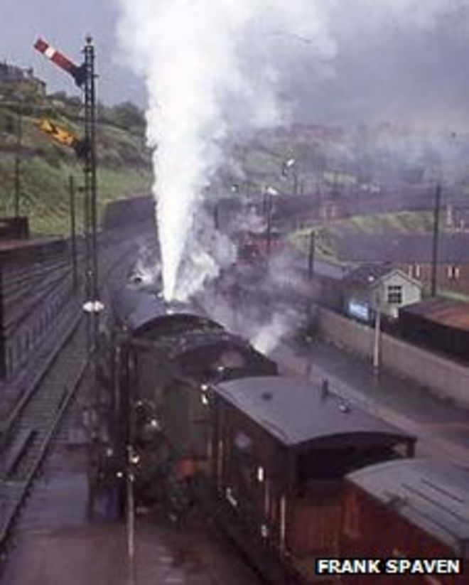 Англо-шотландские грузовые поезда, идущие на север и на юг, ждут смены экипажей в Хоике летом 1964 года. Это было почти точно на полпути между Эдинбургом и Карлайлом, и было типичным местом перестановки для экипажа поезда до локомотивного депо Хоика в январе 1966 года закрыто с фактическим падением пара.
