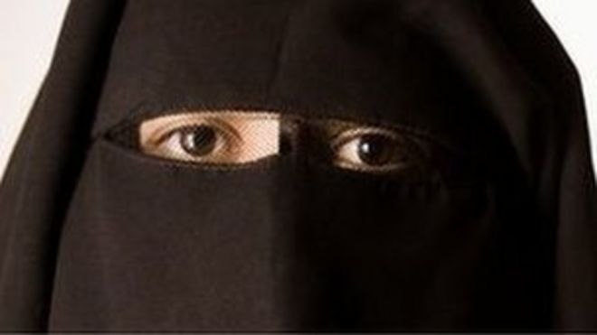 Арие Насер носит мусульманскую вуаль, которая оставляет только глаза, показывающие