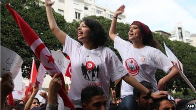 протестующие женщины в Тунисе