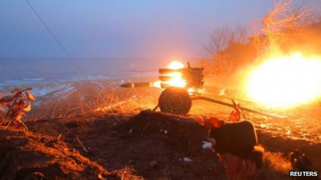 Северокорейские солдаты проводят учения в районе восточного побережья 25 марта на снимке KCNA, выпущенном 26 марта 2013 года