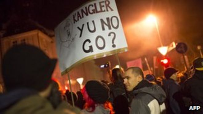 Протестующие в Мариборе маршируют в поддержку призывов об отставке популистского мэра Канглера после обвинений в коррупции против него (3 декабря 2012 г.)