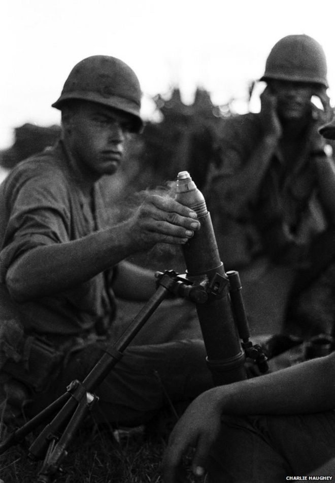 Солдаты стреляют из захваченного 60-мм миномета М2