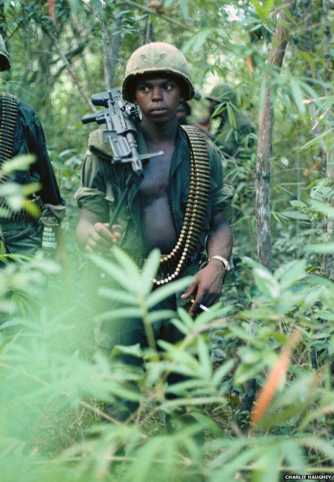 Предупреждение, молодой пулеметчик M60 в джунглях