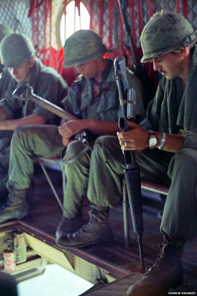 Солдаты на борту воздушного десанта "Чинук"