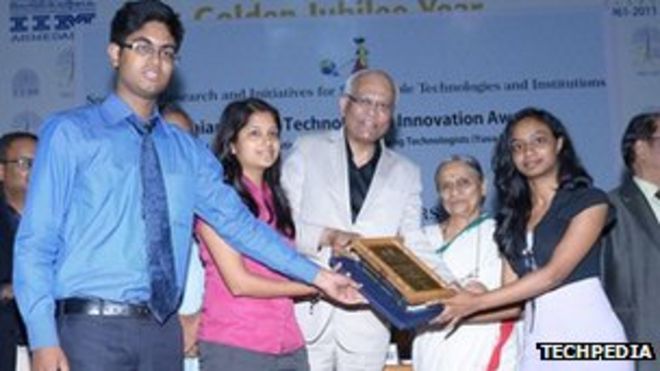 Команда - (слева направо) Ниладхри Басу Бал, Римпи Трипати и Маниша Мохан получают премию молодых технологов за инновации Ганди