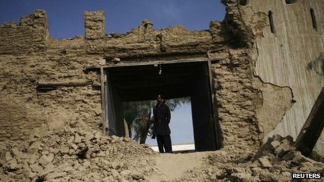 Развалины образуют грязевой дом в Машкеле, разрушенный землетрясением (18 апреля 2013 г.)