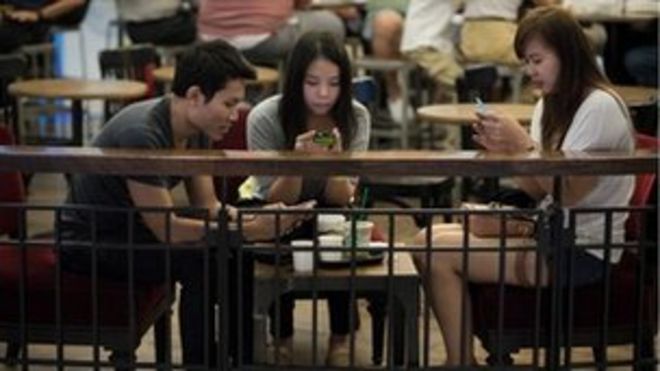 Студенты в кофейне в Бангкоке