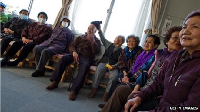 Пожилые люди в дневном центре
