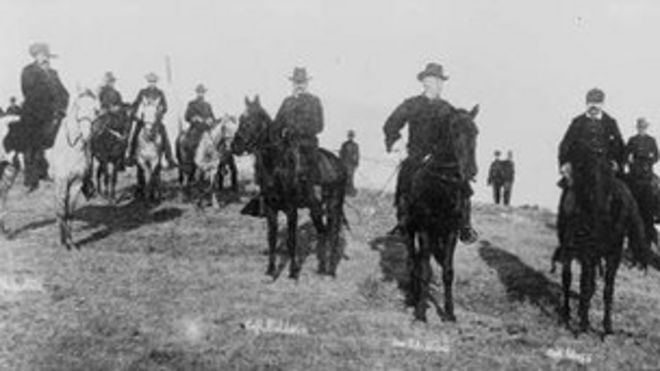 Мужчины на лошадях на архивной фотографии