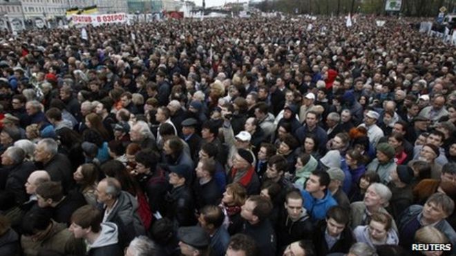 Тысячи людей собираются на митинг оппозиции в Москве