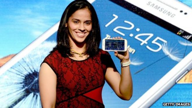 Индийская бадминтонистка Саина Невал запускает Samsung Galaxy Grand в Мумбаи в январе 2013 года