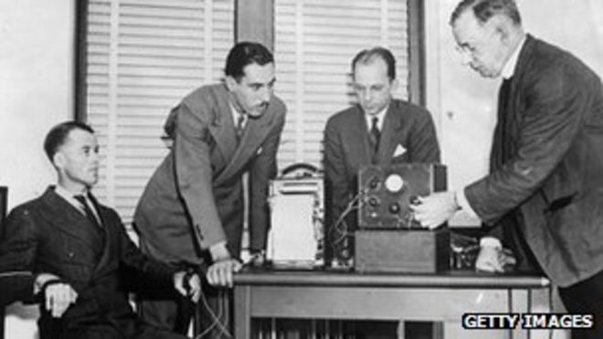 Полицейский из Нью-Джерси проходит проверку на детекторе лжи в 1937 году
