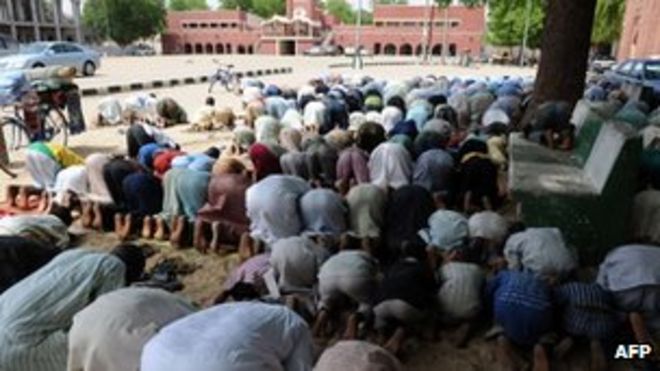Мусульмане присутствуют на молитвах у дворца Шеху Борно в Майдугури в Нигерии (Архив снимок: май 2012 г.)