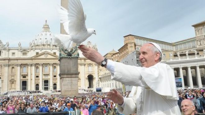 Папа Франциск выпускает белого голубя на площади Святого Петра (15 мая 2013 г.)