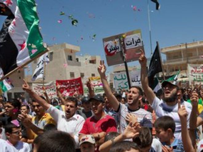 Антиправительственные протестующие скандируют в северном сирийском городе Идлиб