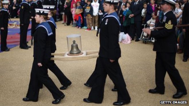 Экипаж HMS Duncan несет колокол чипа в Музей Мэри Роуз