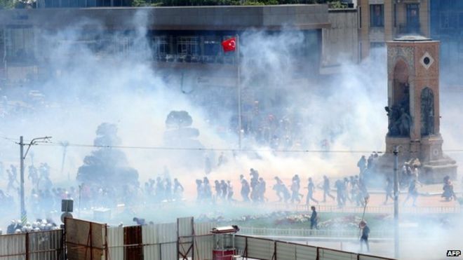 Слезоточивый газ и демонстранты на площади Таксим, Стамбул, Турция, 31 мая 2013 года