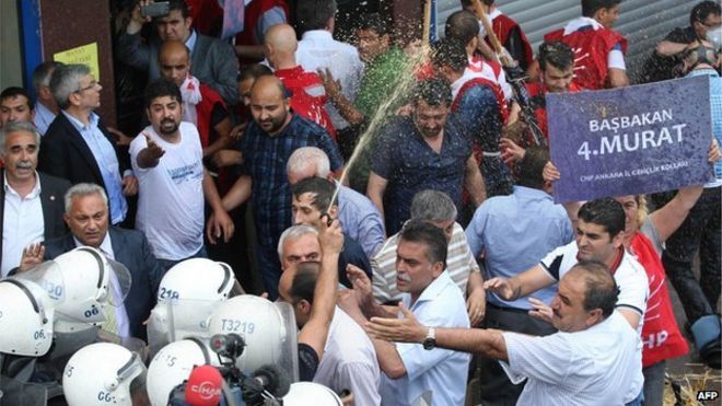 ОМОН использует перцовый баллончик против демонстрантов в Анкаре (31 мая 2013 года)