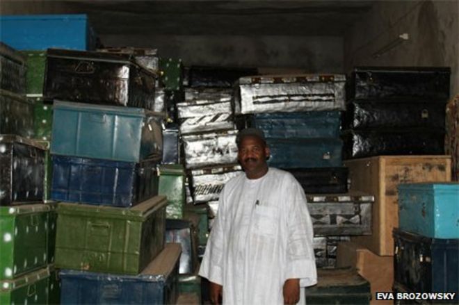 Д-р Абдель Кадер Хайдара с коробками, в которых хранятся спасенные рукописи
