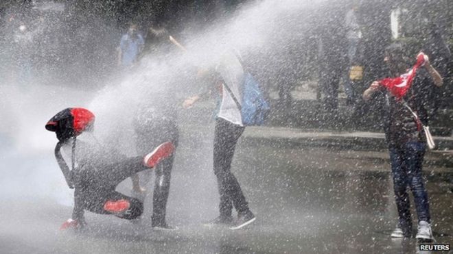 Полиция использует водную пушку против протестующих в Анкаре, 3 июня 2013 г.