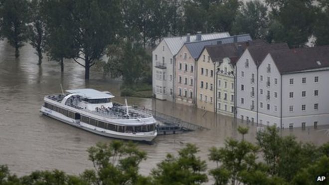 Лодка ждет перед затопленным старым центром Пассау