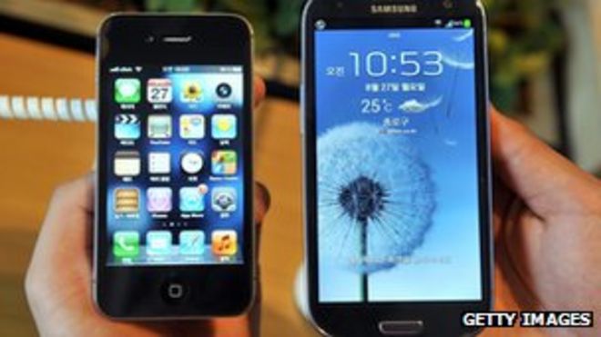 IPhone 4s (L) от Apple и Galaxy S3 (R) от Samsung в магазине мобильных телефонов в Сеуле