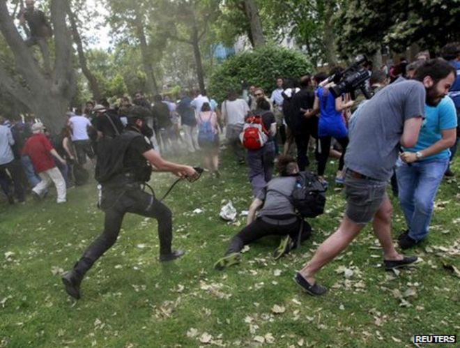 Полиция преследует демонстрантов на площади Таксим в Стамбуле, 28 мая