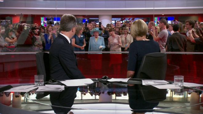 Королева появляется на канале BBC News позади читателей новостей