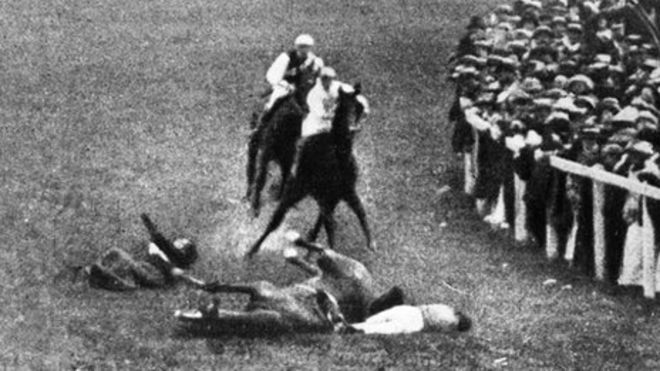 Эмили Дэвисон была поражена лошадью короля во время дерби в 1913 году