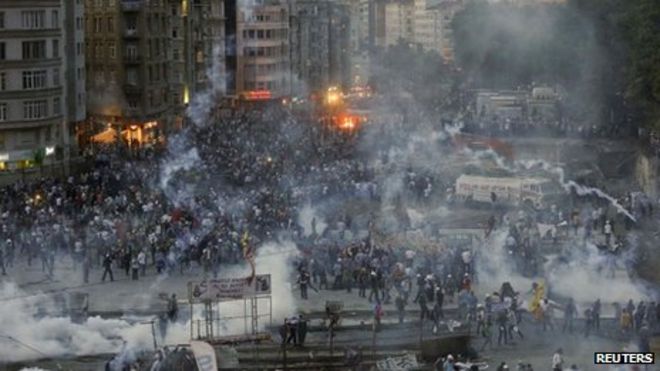 Полиция стреляет слезоточивым газом на площади Таксим, Стамбул, 11 июня 2013 года