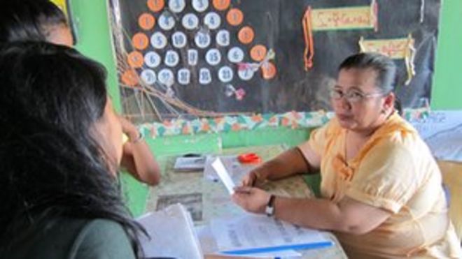 Учитель государственной школы Ренелиза Льяворе в городе Баколод, Филиппины