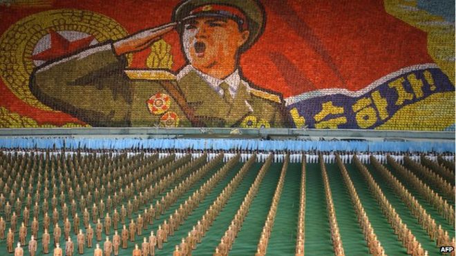 Северокорейские войска выступают во время фестиваля Ариран на Первомайском стадионе в Пхеньяне 6 октября 2005 года.
